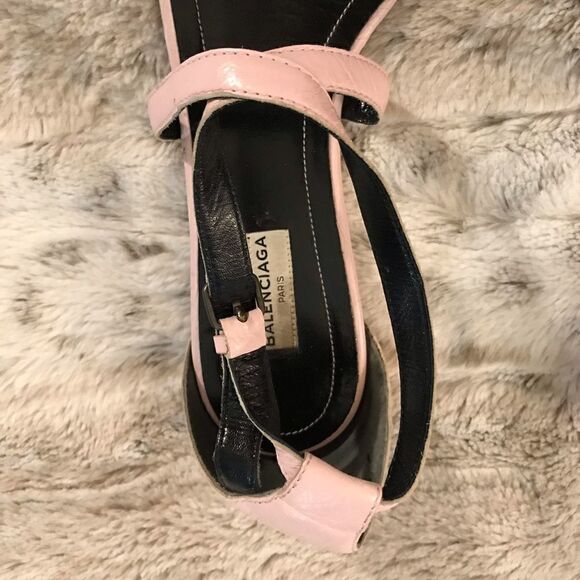 : : BALENCIAGA Studded Strappy Flat Sandals : : - Picture 7 of 8